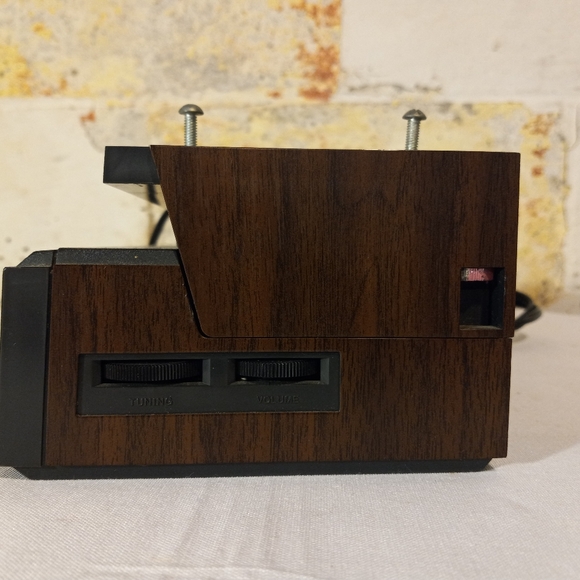 Emerson RK4000 Under Cabinet Mount AM/FM/ Timer / Alarm Clock Radio - Picture 9 of 12